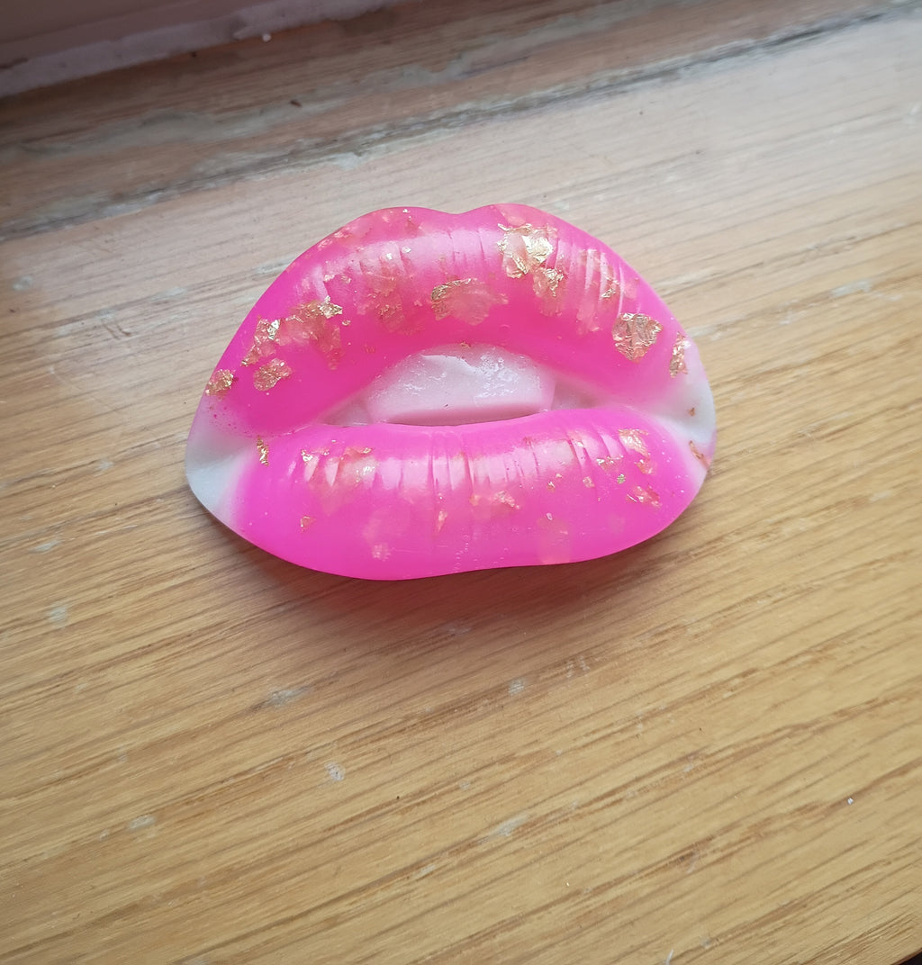 "XOXO 💋" -Lips Brooch