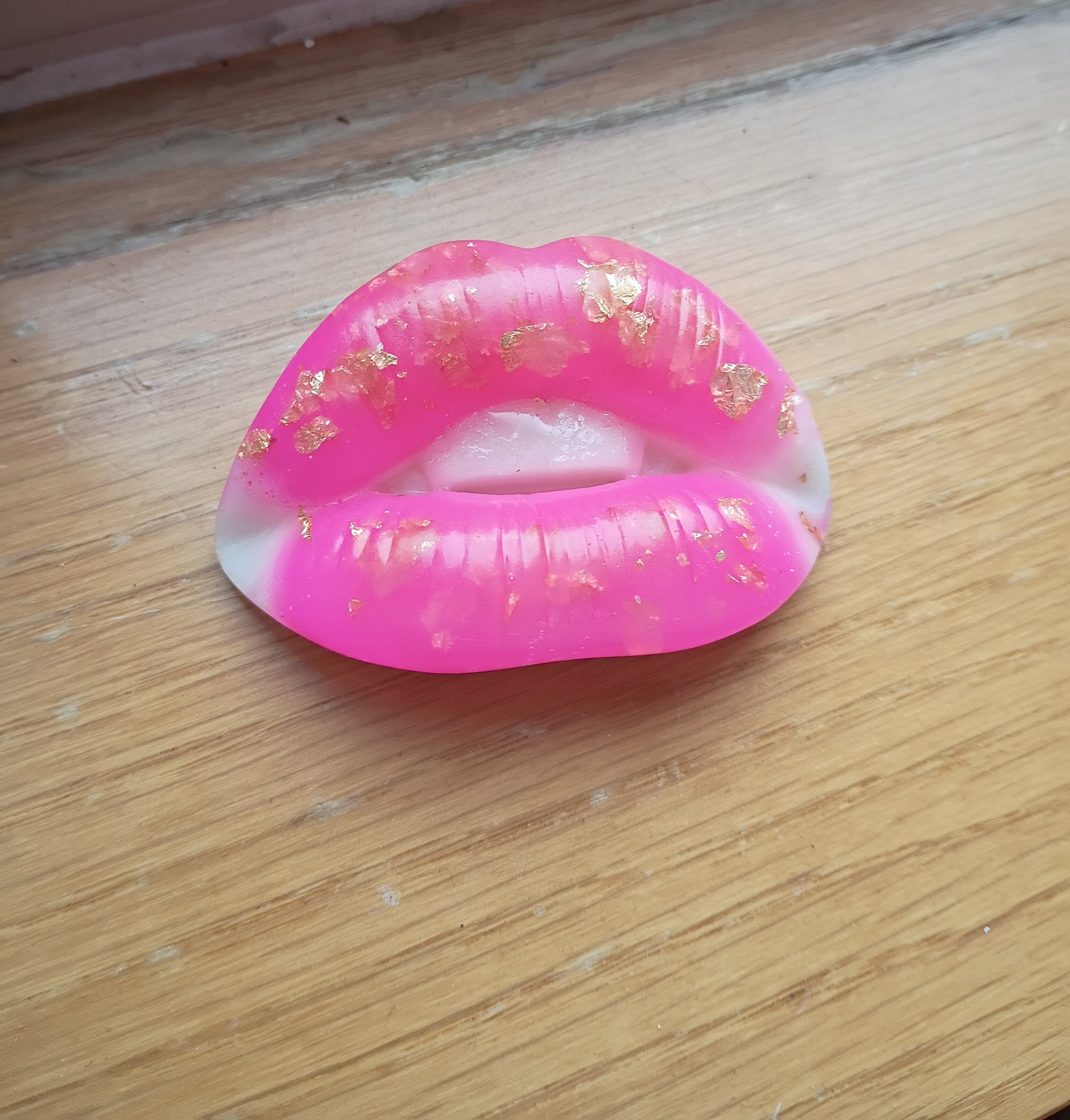 "XOXO 💋" -Lips Brooch