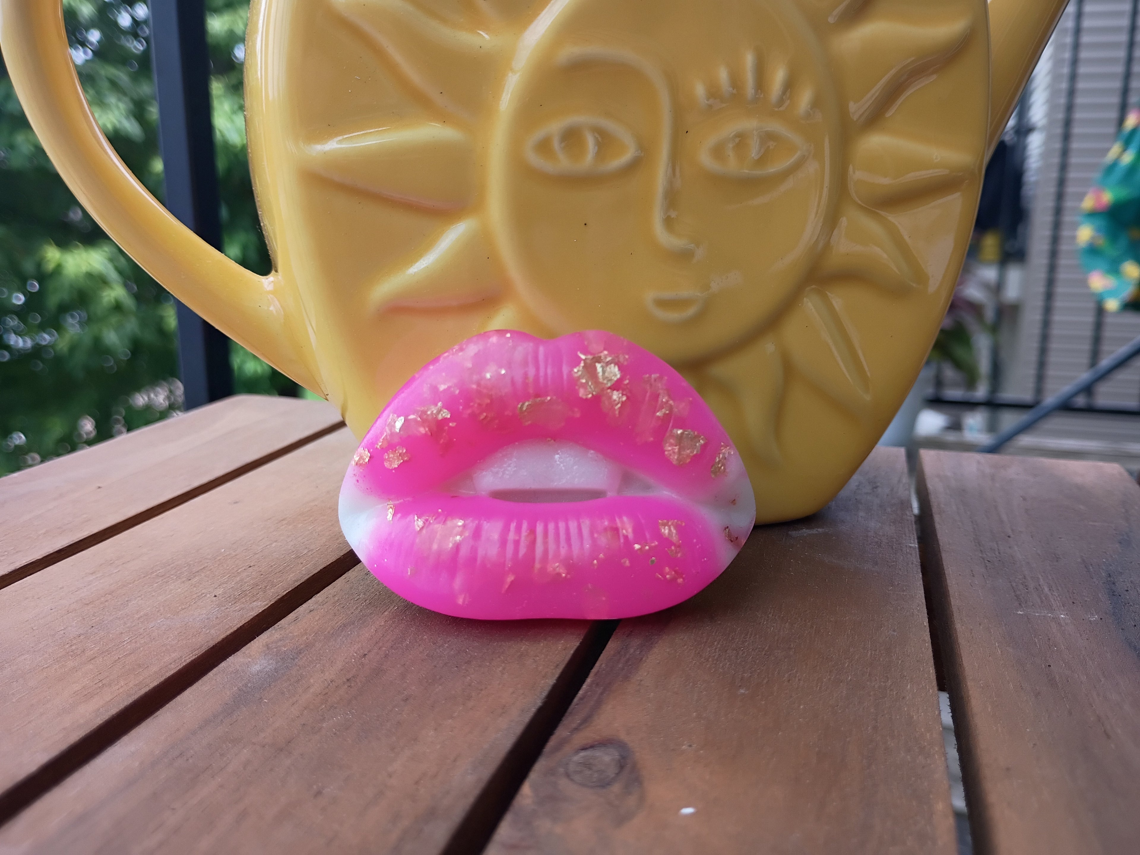 "XOXO 💋" -Lips Brooch