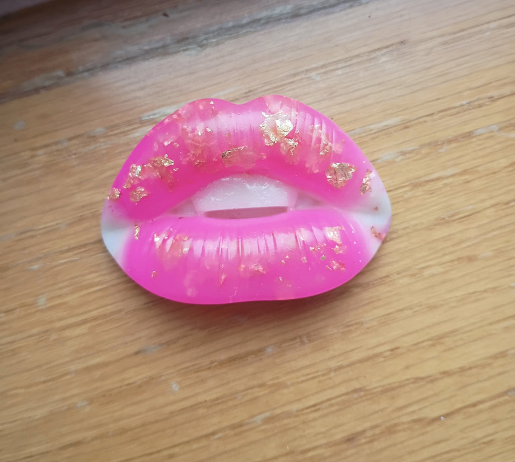 "XOXO 💋" -Lips Brooch